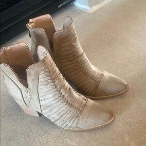 BEAST FASHION Tan Ankle Booties with Ribbed Design